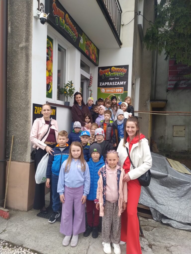 Wyjście do sklepu warzywnego - grupa "Pszczółki".