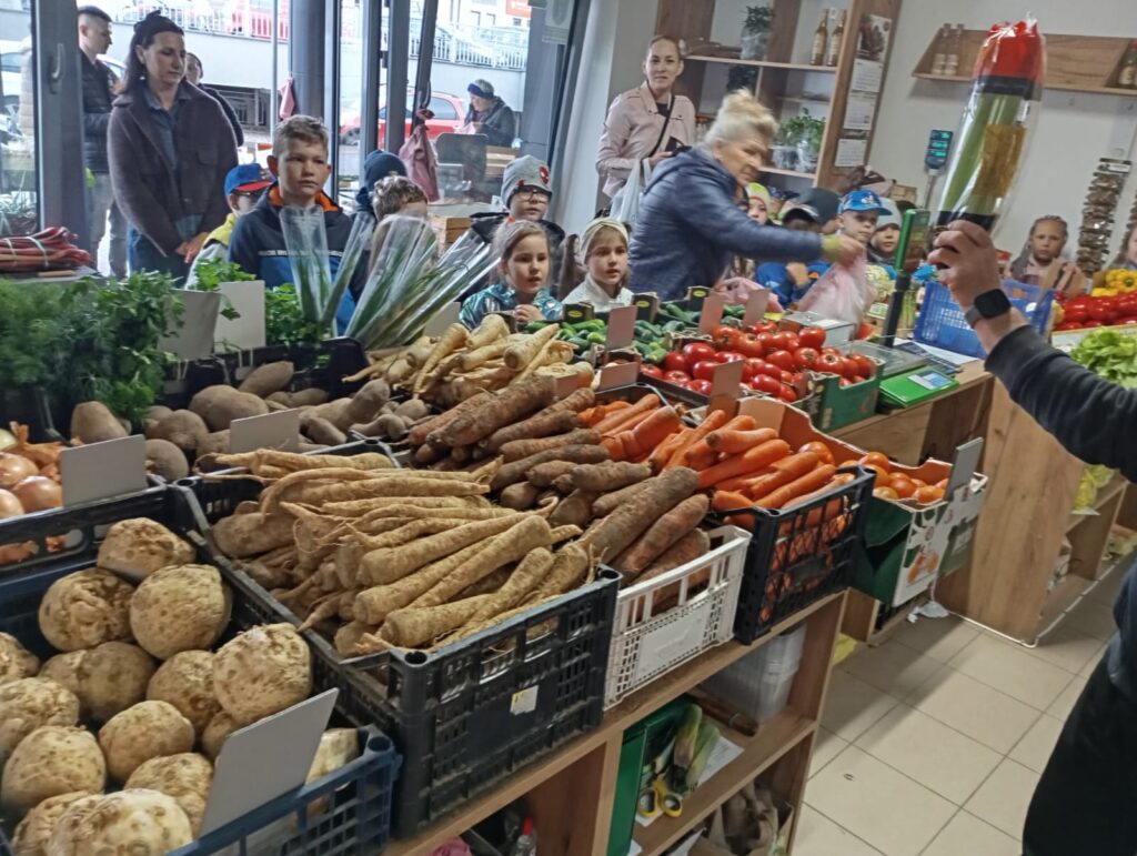 Wyjście do sklepu warzywnego - grupa "Pszczółki".
