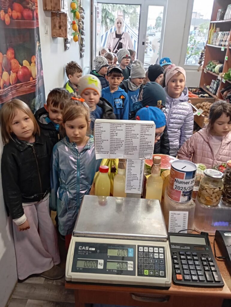 Wyjście do sklepu warzywnego - grupa "Pszczółki".