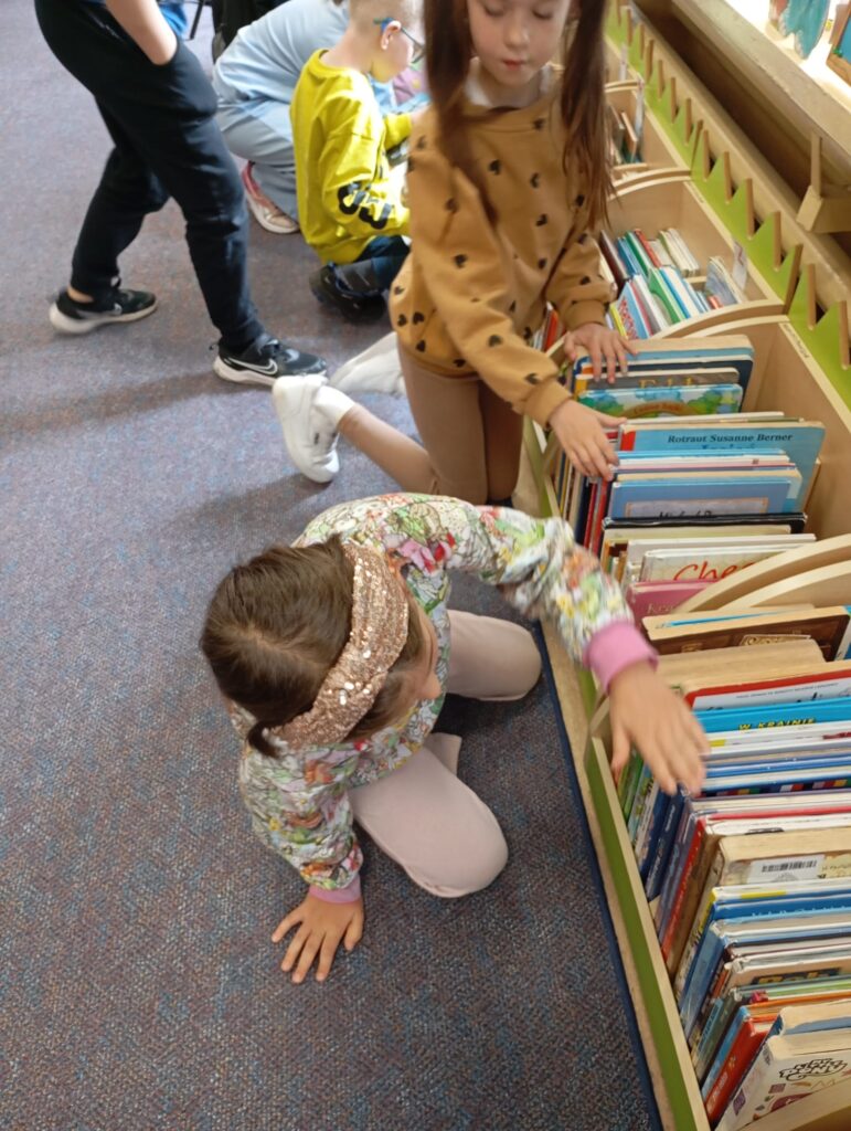 Wyjście do Miejsko-Gminnej Biblioteki Publicznej w Busku-Zdroju - grupa "Pszczółki".