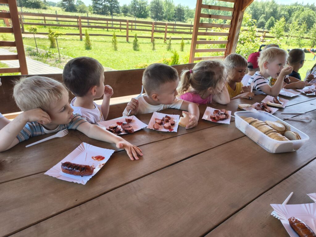 Wycieczka do "Leśnego Przytuliska"-grupa "Misie".