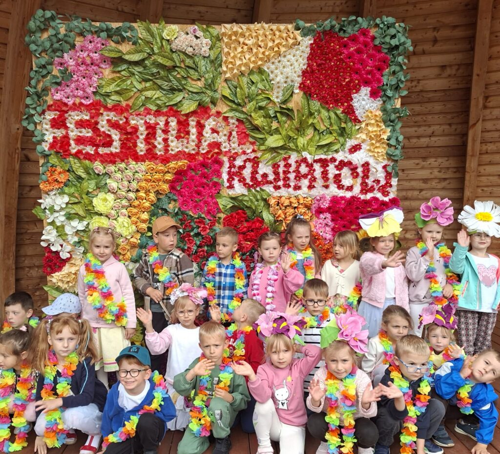 Dzieci z grupy "Wiewiórki" na Paradzie Kwiatów.