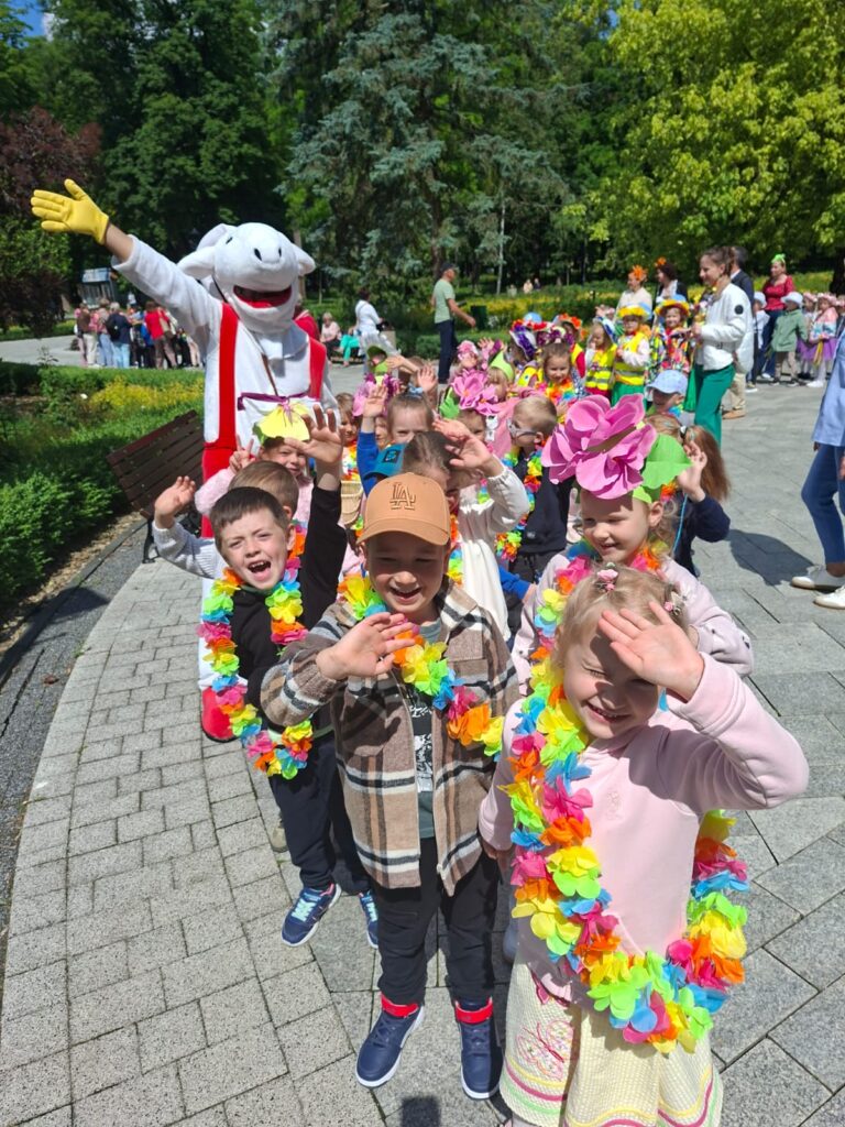 Dzieci z grupy "Wiewiórki" na Paradzie Kwiatów.