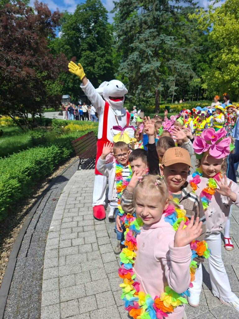 Dzieci z grupy "Wiewiórki" na Paradzie Kwiatów.