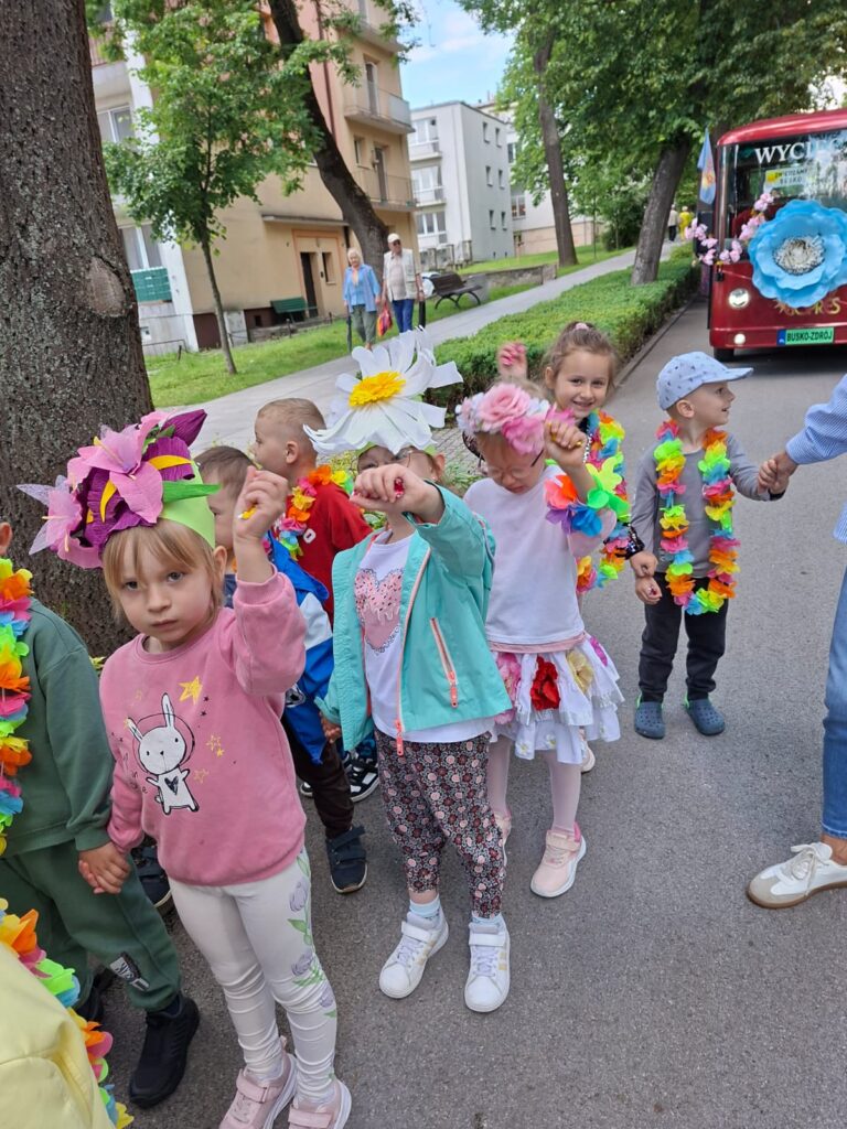 Dzieci z grupy "Wiewiórki" na Paradzie Kwiatów.
