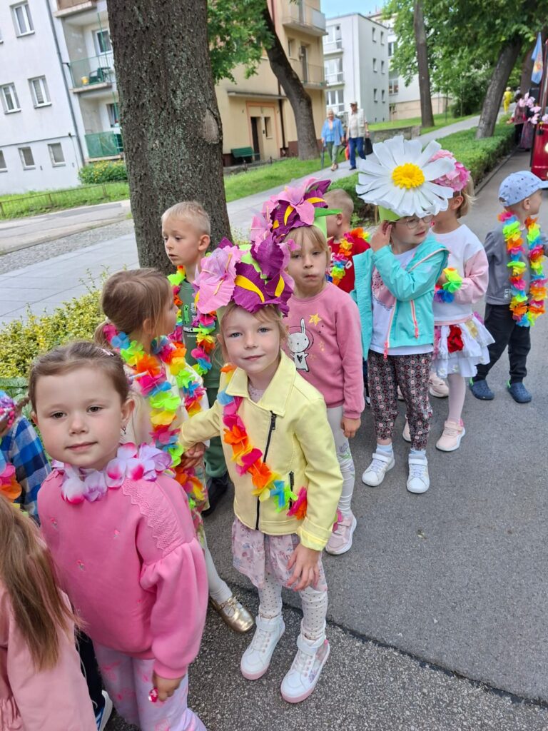 Dzieci z grupy "Wiewiórki" na Paradzie Kwiatów.