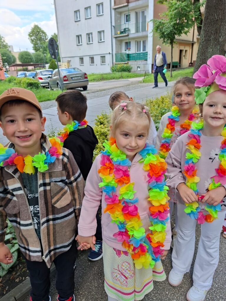 Dzieci z grupy "Wiewiórki" na Paradzie Kwiatów.