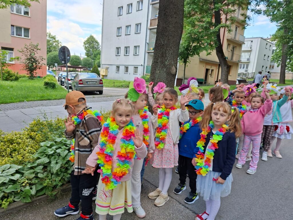 Dzieci z grupy "Wiewiórki" na Paradzie Kwiatów.