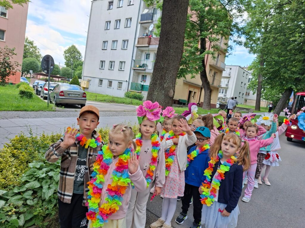 Dzieci z grupy "Wiewiórki" na Paradzie Kwiatów.