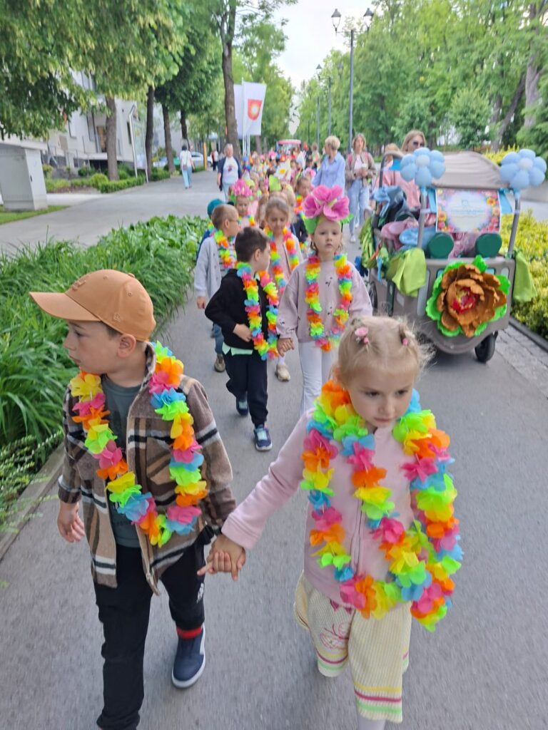 Dzieci z grupy "Wiewiórki" na Paradzie Kwiatów.