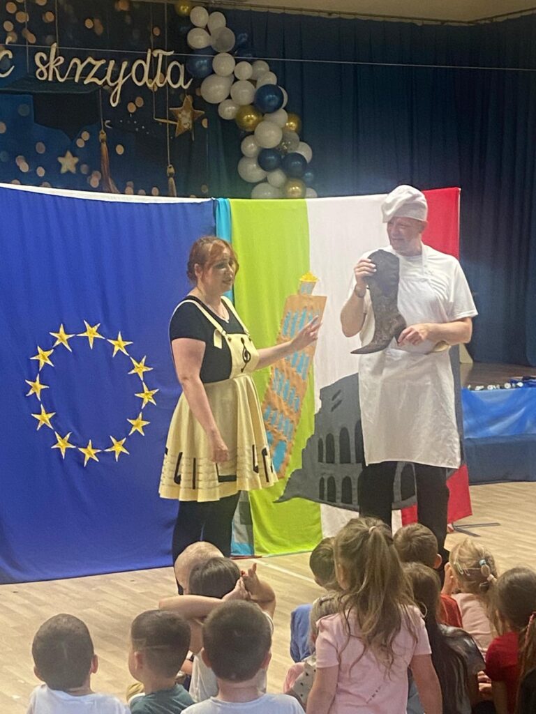 Przedstawienie teatralne"Muzyczne Podróże po Europie".