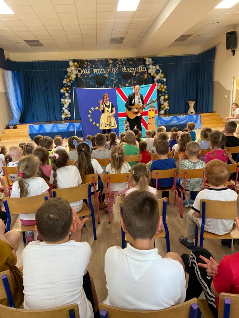 Przedstawienie teatralne"Muzyczne Podróże po Europie".