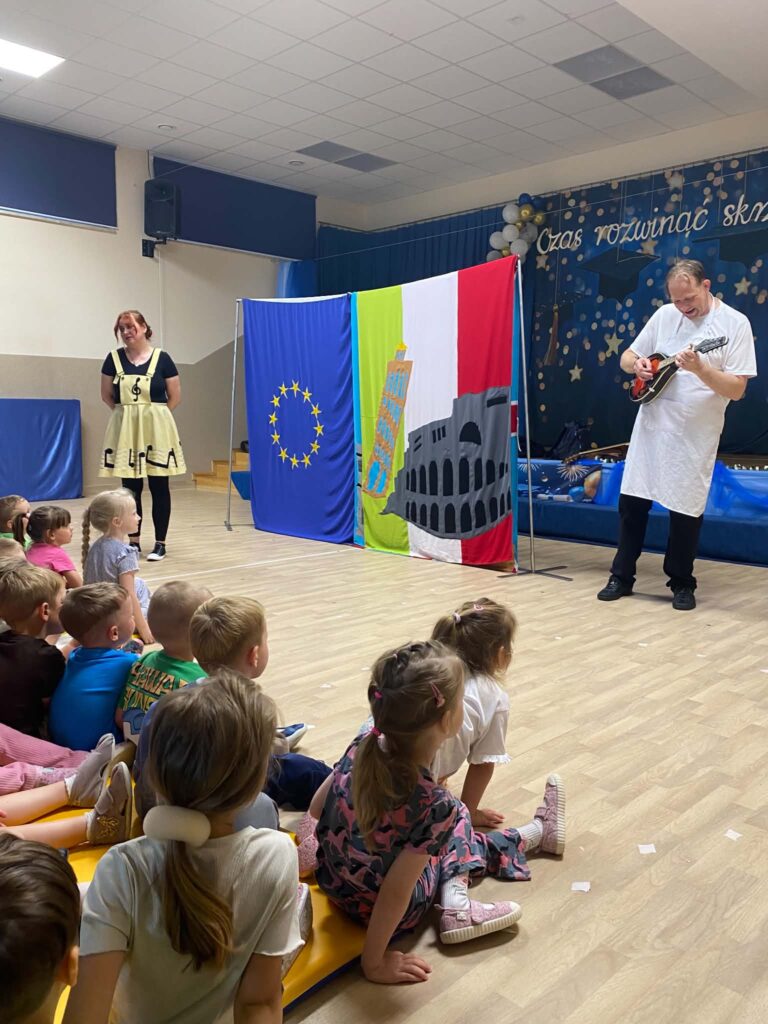 Przedstawienie teatralne"Muzyczne Podróże po Europie".