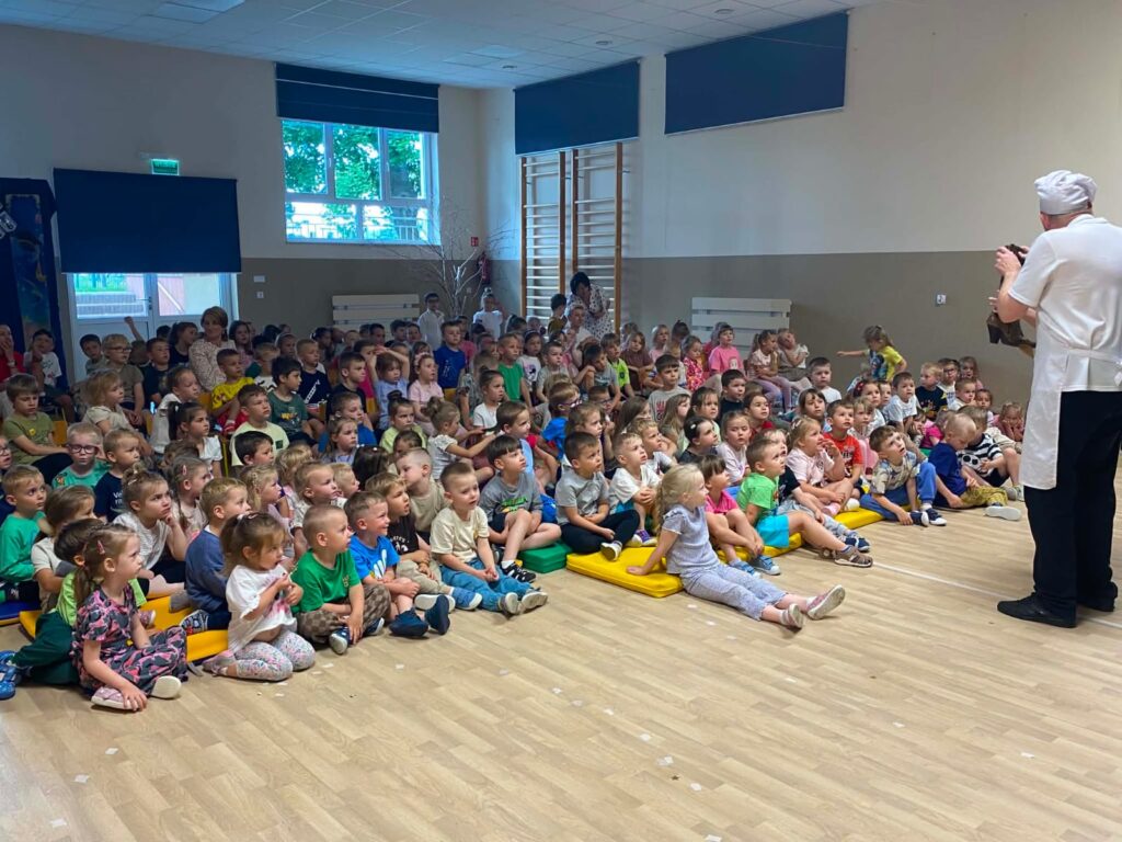 Przedstawienie teatralne"Muzyczne Podróże po Europie".