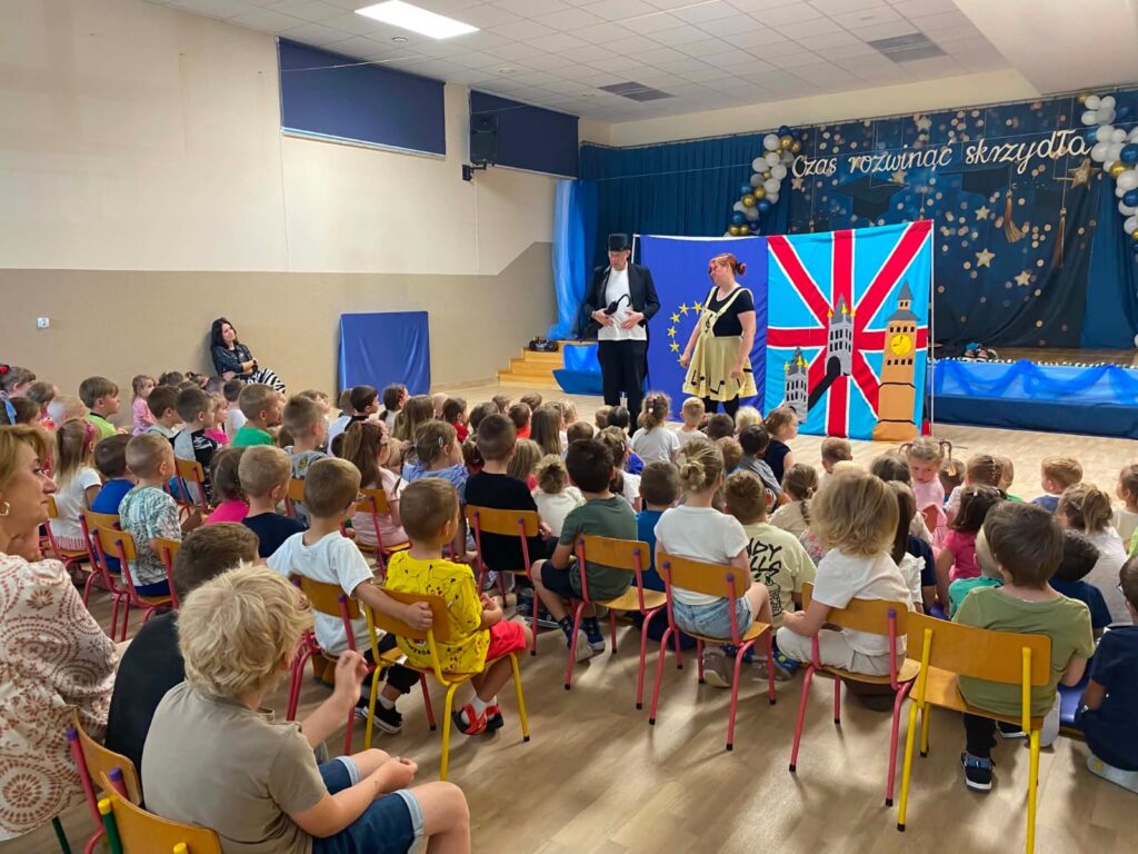 Przedstawienie teatralne"Muzyczne Podróże po Europie".