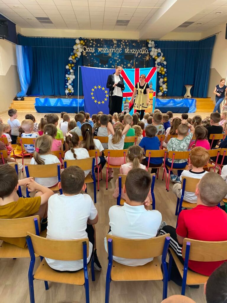 Przedstawienie teatralne"Muzyczne Podróże po Europie".