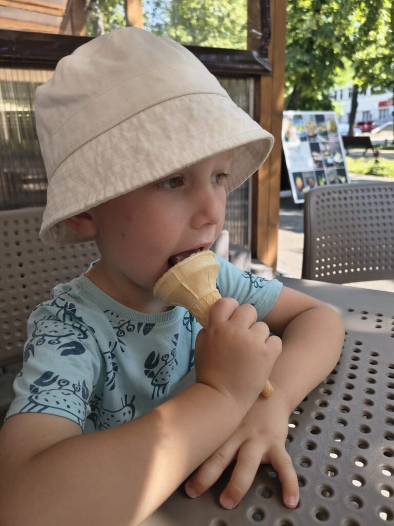 Misie jedzą lody...