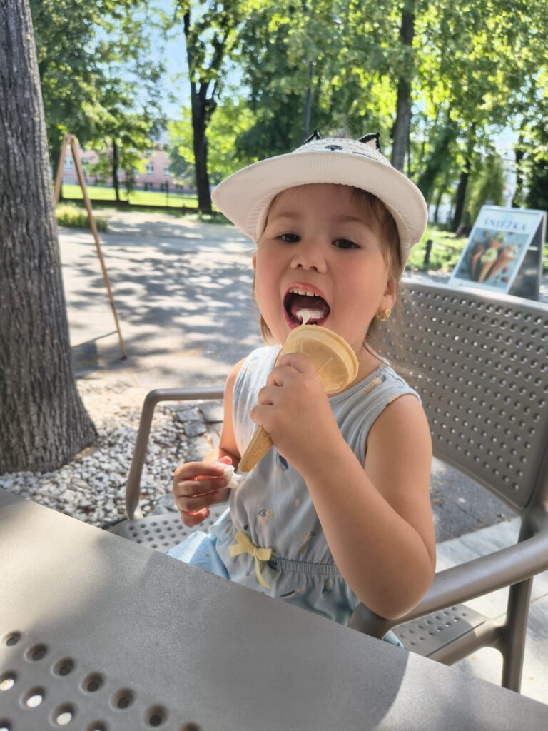 Misie jedzą lody...