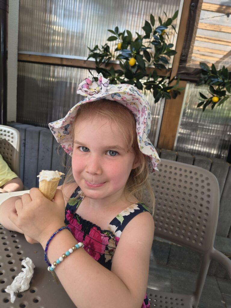 Misie jedzą lody...