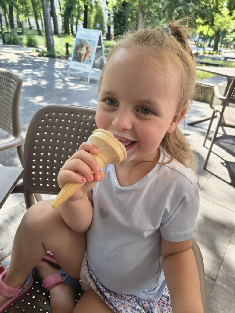 Misie jedzą lody...