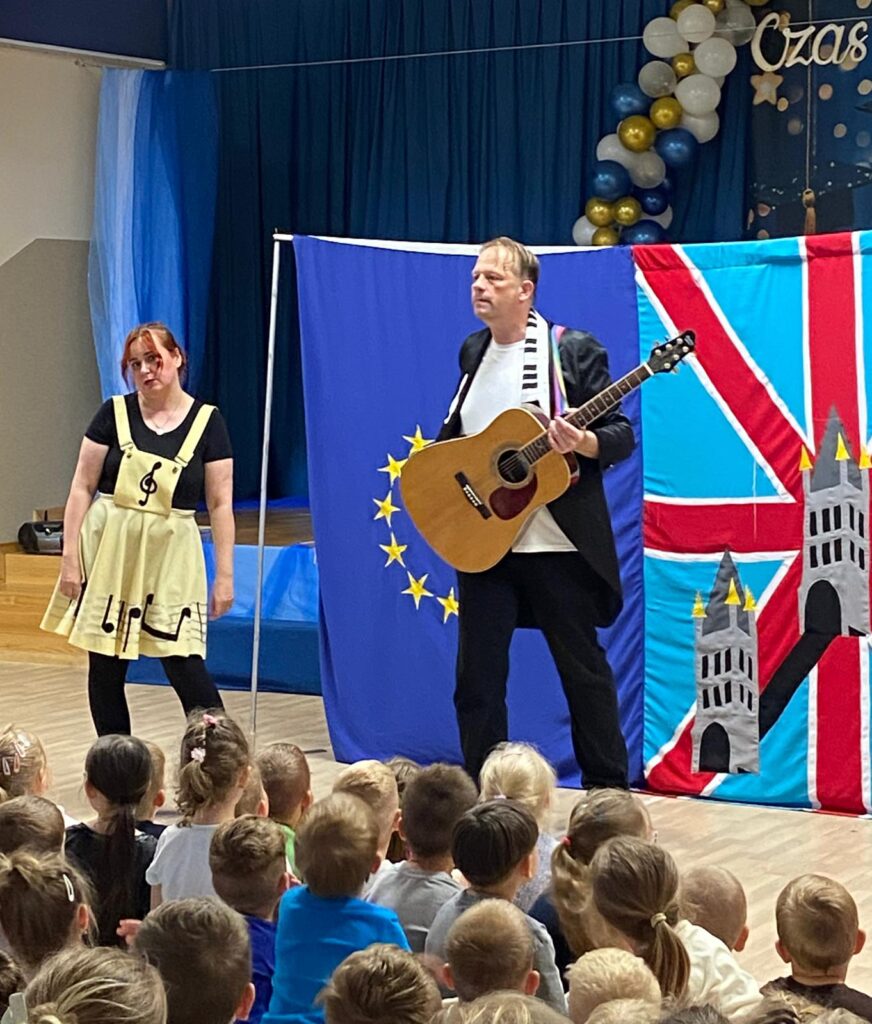 Przedstawienie teatralne"Muzyczne Podróże po Europie".