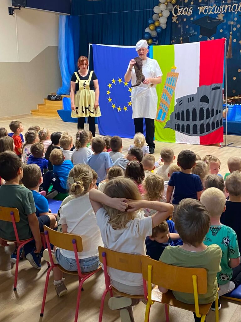 Przedstawienie teatralne"Muzyczne Podróże po Europie".