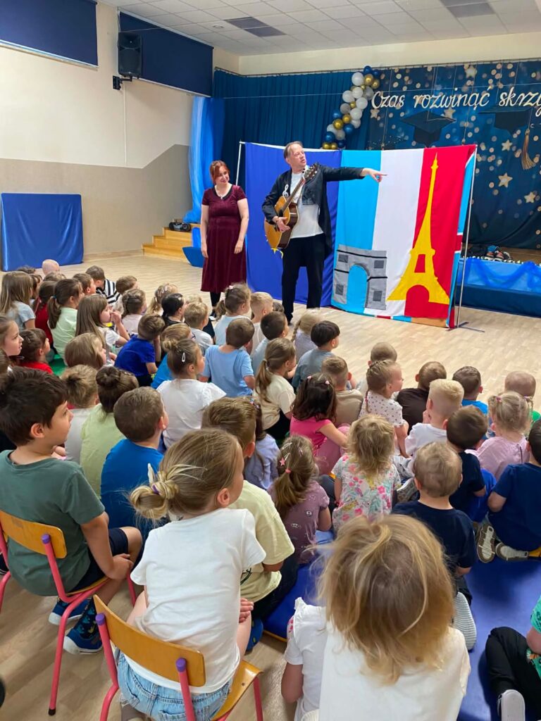 Przedstawienie teatralne"Muzyczne Podróże po Europie".