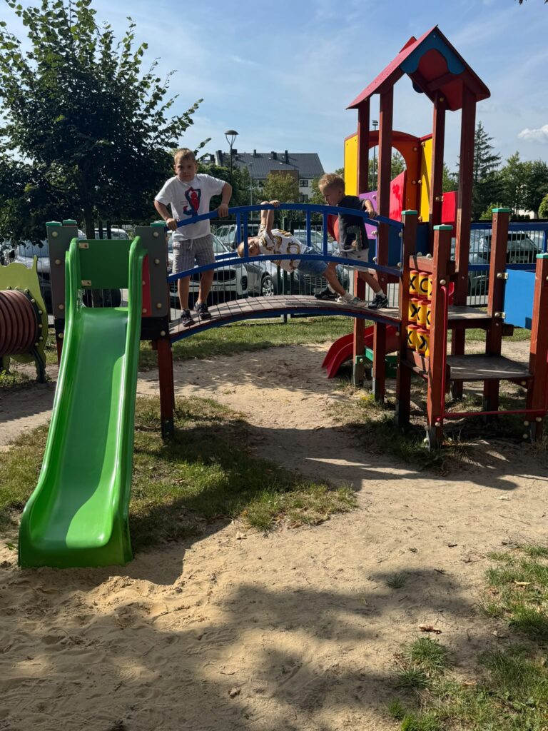 Zabawy w ogrodzie przedszkolnym.