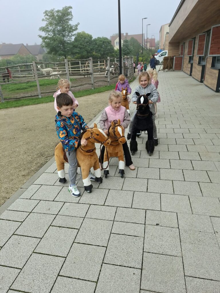 Wycieczka do Centrum Bajki w Pacanowie. Grupa "Tygryski".
