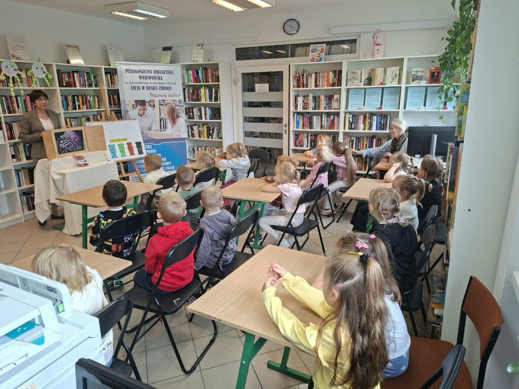Akcja "SOS dla wody! Niech będzie wolna od śmieci" - wyjście do Pedagogicznej Biblioteki w Busku-Zdroju. Grupa Tygryski.