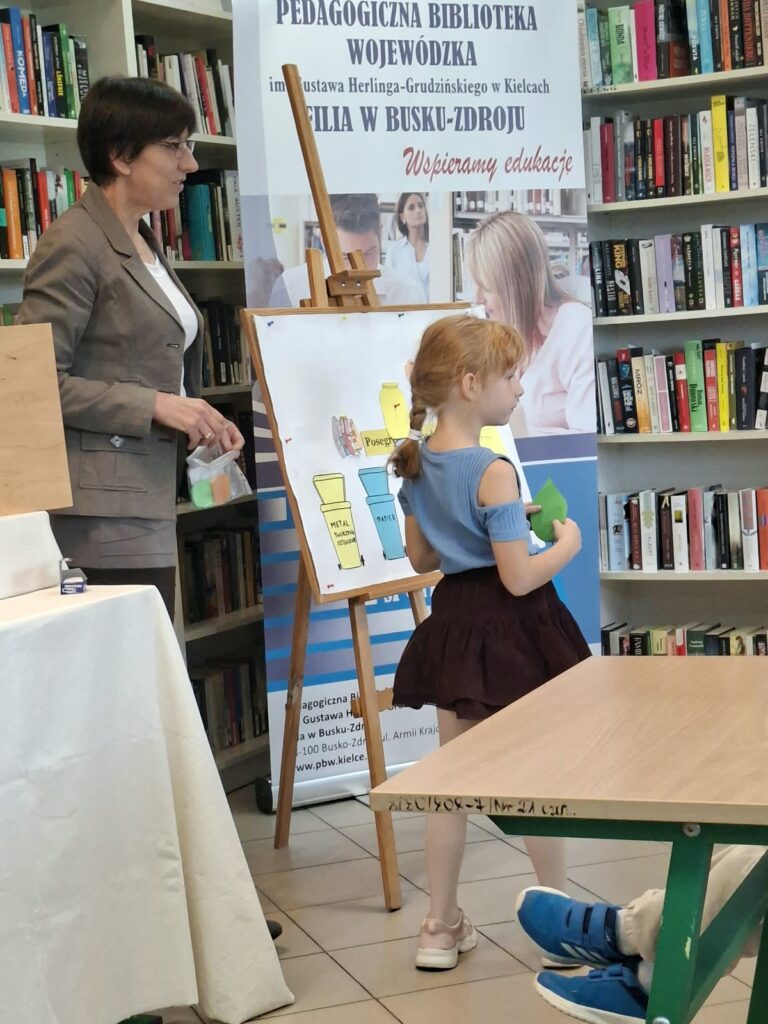 Akcja "SOS dla wody! Niech będzie wolna od śmieci" - wyjście do Pedagogicznej Biblioteki w Busku-Zdroju. Grupa Tygryski.