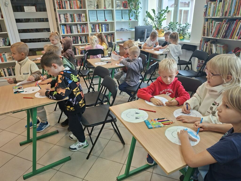 Akcja "SOS dla wody! Niech będzie wolna od śmieci" - wyjście do Pedagogicznej Biblioteki w Busku-Zdroju. Grupa Tygryski.