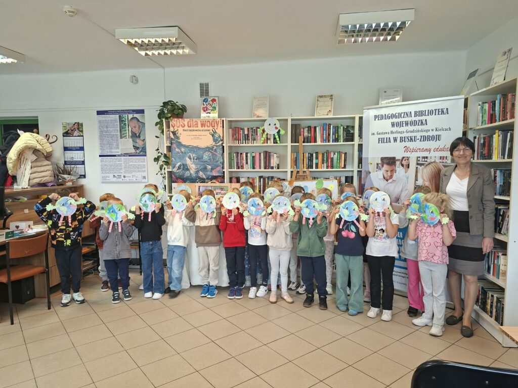 Akcja "SOS dla wody! Niech będzie wolna od śmieci" - wyjście do Pedagogicznej Biblioteki w Busku-Zdroju. Grupa Tygryski.