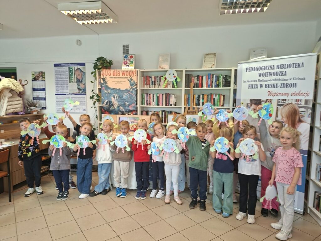 Akcja "SOS dla wody! Niech będzie wolna od śmieci" - wyjście do Pedagogicznej Biblioteki w Busku-Zdroju. Grupa Tygryski.
