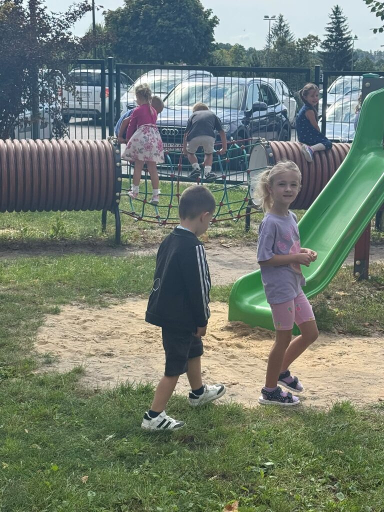 Zabawy w ogrodzie przedszkolnym.