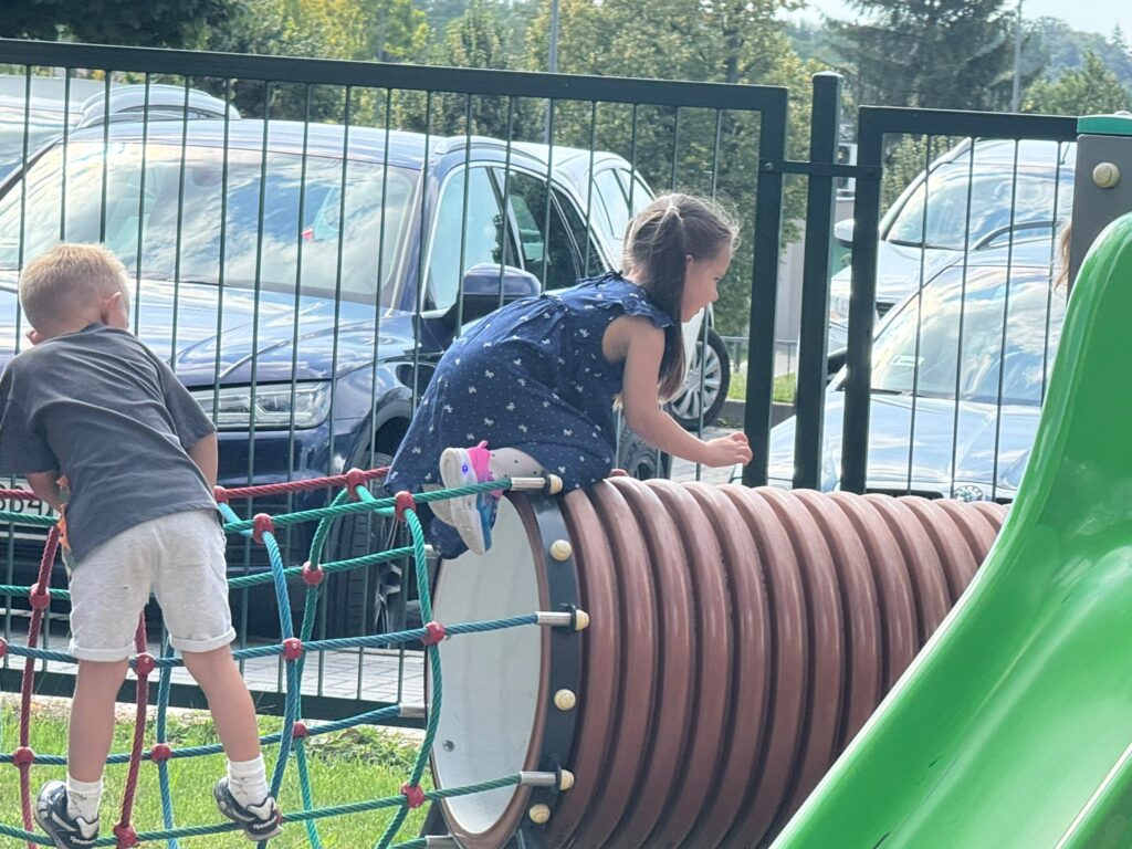 Zabawy w ogrodzie przedszkolnym.
