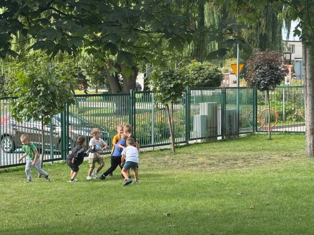 Zabawy w ogrodzie przedszkolnym.