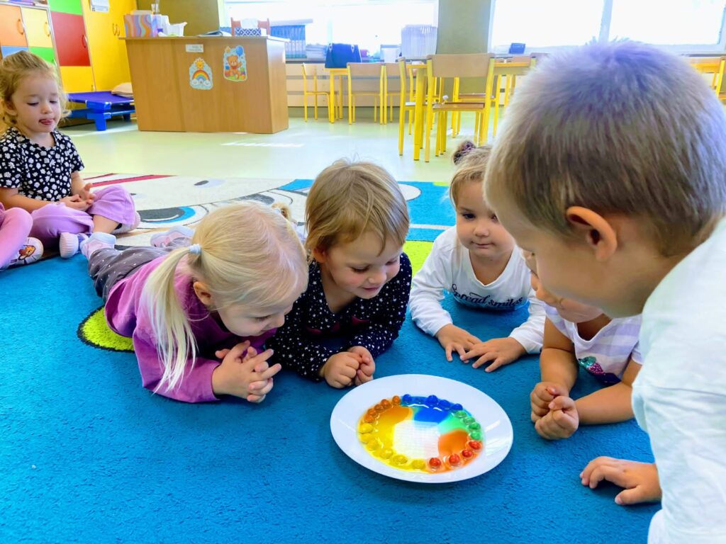 Tęczowe doświadczenia w grupie "Sówki".
