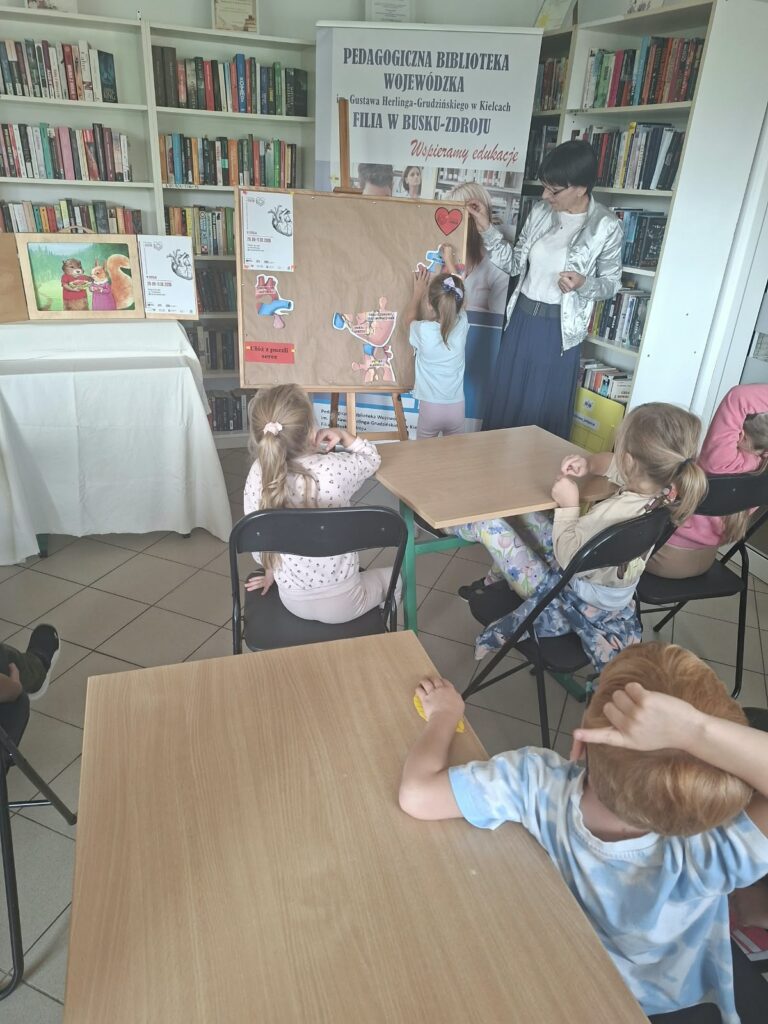 Wycieczka do biblioteki na zajęcia edukacyjne pt.,,Aktywność fizyczna i zdrowa dieta jako podstawa zdrowego stylu życia "