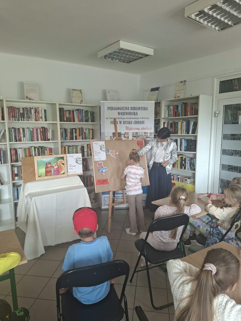 Wycieczka do biblioteki na zajęcia edukacyjne pt.,,Aktywność fizyczna i zdrowa dieta jako podstawa zdrowego stylu życia "