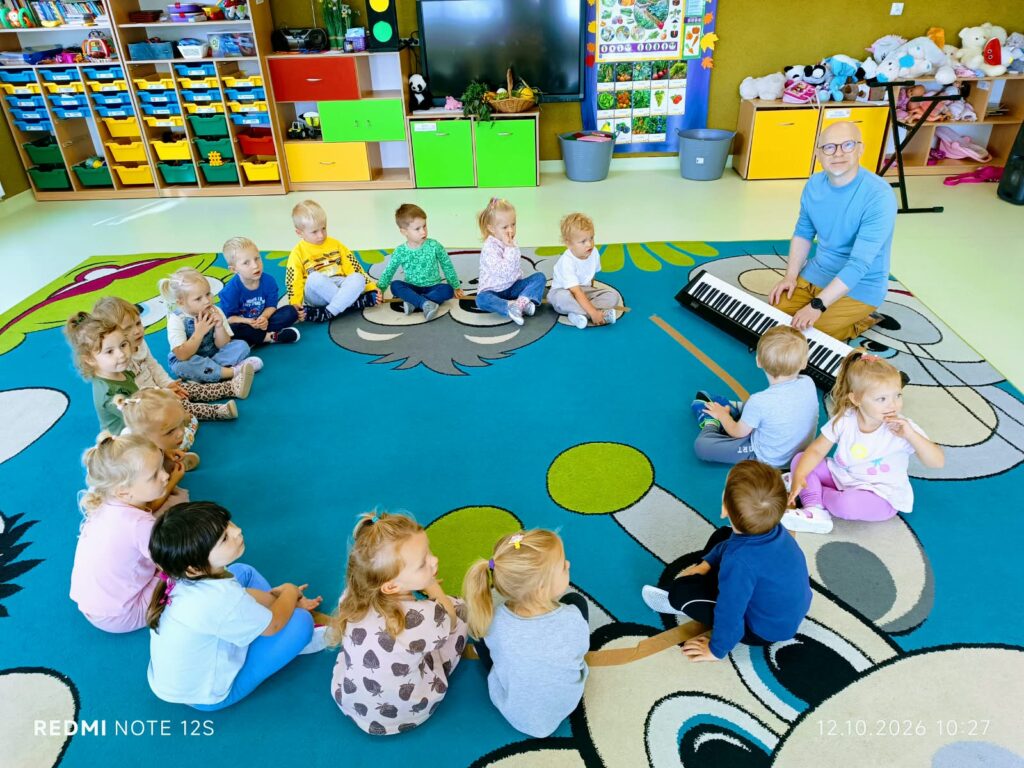 Poznajemy Pana Pawła - zajęcia rytmiki.